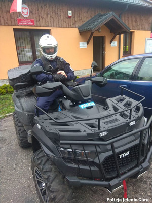 Policjant na quadzie