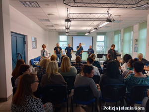 Jeleniogórscy policjanci rozmawiali z pracownikami ZUS o bezpieczeństwie i zagrożeniach terrorystycznych