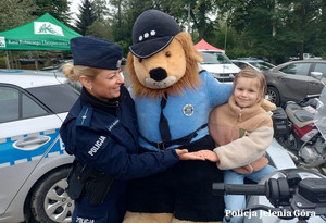 Jeleniogórscy policjanci na festynie rodzinnym w Janowicach Wielkich spełniają marzenia najmłodszych