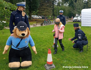 policjanci na festynie