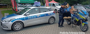 policjanci na festynie