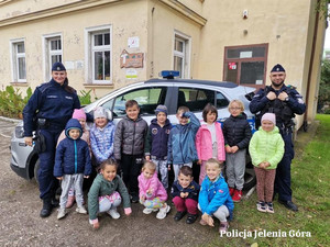 Bezpieczny przedszkolak pod parasolem policji