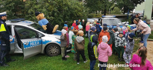 policjanci z dziećmi z przedszkola