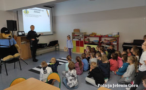 policjantka z dziećmi z przedszkola