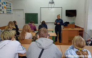 policjantka z młodzieżą OHP