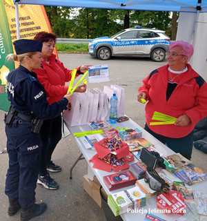 Policjantka przekazuje odblaski