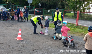 dzieci na rowerkach