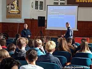 Policjant omawia ustawę o Postępowaniu w  sprawach nieletnich