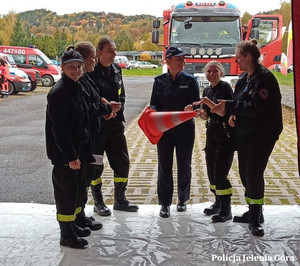 Policjantka rozmawia z uczniami o naborze