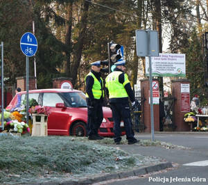 Policjanci przed cmentarzem