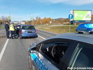 radiowozy, policjanci i pojazd Ford zatrzymany