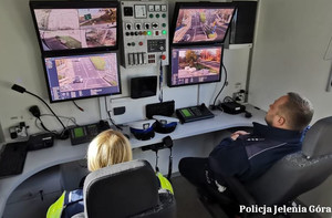 policjanci w Ambulansie Monitoringu Wizyjnego