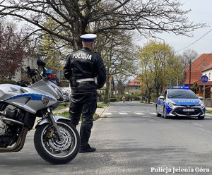 Policjant ruchu drogowego w trakcie zabezpieczania imprezy sportowej