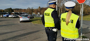 Policjanci w pobliżu cmentarza