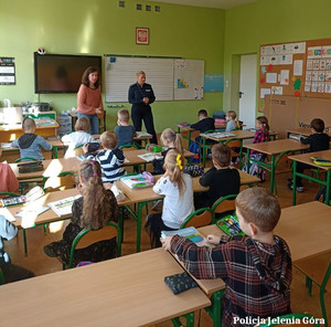 O tym, jak prawidłowo zachować się w sytuacji zagrożenia rozmawiali policjanci z uczniami