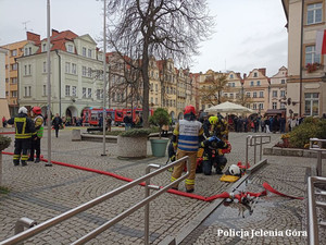 policjanci strażacy i Służba Więzienna podczas ćwiczeń