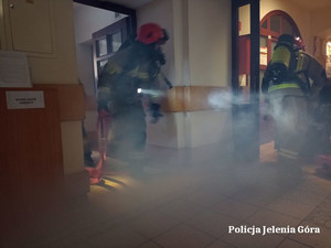 policjanci strażacy i Służba Więzienna podczas ćwiczeń