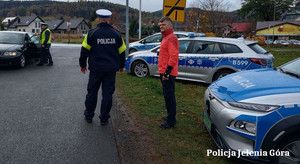 policjanci podczas akcji uczą pierwszej pomocy