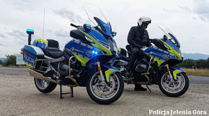 Policjant jeleniogórskiej drogówki na motocyklu