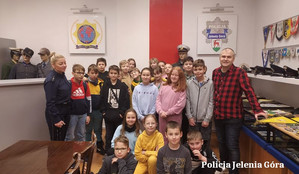 Uczniowie z wizytą w Komendzie Miejskiej Policji w Jeleniej Górze