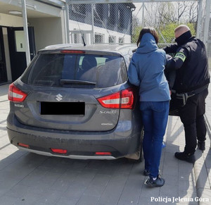 Policjanci z zatrzymanym przy aucie