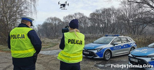 Policjanci z dronem, radiowozy