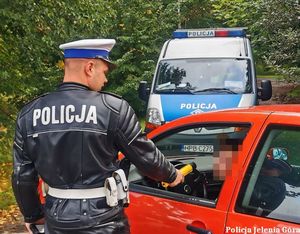 Policjant  w trakcie sprawdzania trzeźwości kierowcy