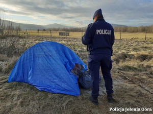 Policjantka sprawdza miejsca, gdzie mogą przebywać osoby bezdomne