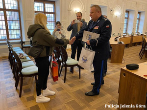 Komendant Miejski Policji w Jeleniej Górze wręcza podziekowanie