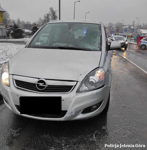 Opel po zdarzeniu na ul. Sobieskiego w Jeleniej Górze