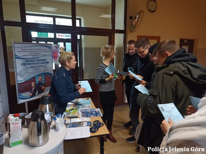 Studenci zapoznają się z ofertą służby w Policji