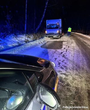 radiowóz, policjant i pojazd IVECO