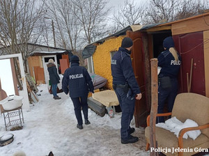 Policjanci, pracownik socjalny sprawdzają miejsca, gzie mogą przebywać osoby bezdomne