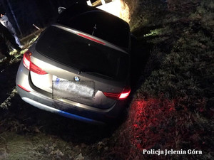 Nietrzeźwy kierował samochodem i wpadł do rowu. Miał ponad 2 promile