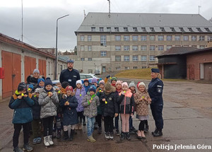 radiowóz, uczniowie i policjanci