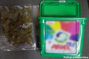 marihuana i pojemnik, w którym była ukryta