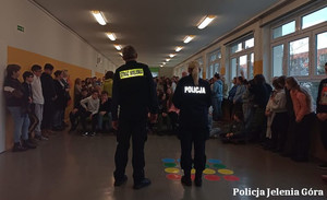 O tym, jak bezpiecznie spędzić ferie rozmawiali mundurowi z uczniami