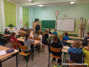 O zagrożeniach podczas ferii rozmawiali policjanci z uczniami