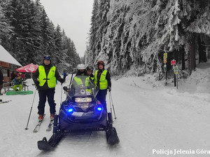 Policjanci i strażnicy na szlaku