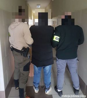 Policjanci prowadzą poszukiwanego