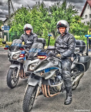 Policjanci w patrolu motocyklowym