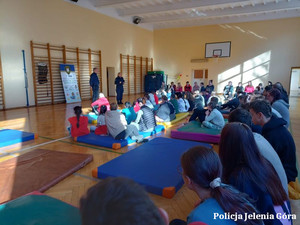 Mundurowi rozmawiają z dzećmi