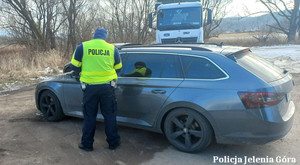 Policjant w trakcie kontroli