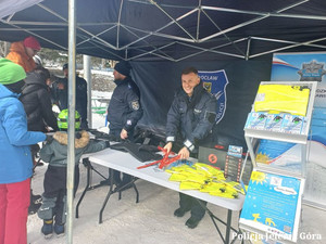 Policjanci rozdają odblaski i materiały prewencyjne