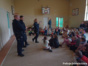 Jeleniogórscy policjanci rozmawiali o bezpieczeństwie podczas ferii z dziećmi na półkoloniach