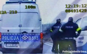 Ukradł busa, uciekał przed policjantami i uderzył w inne auto, zaraz po tym został zatrzymany