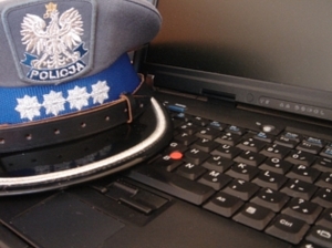 Policjanci radzą , jak bezpiecznie korzystać z Internetu