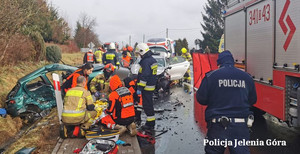 służby udzielają pomocy na wypadku