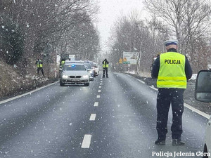 wypadek policjanci wykonują czynności