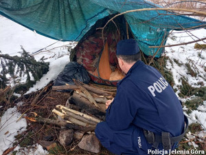 Policjant sprawdza miejsce, gdzie mogą przebywać osoby bezdomne